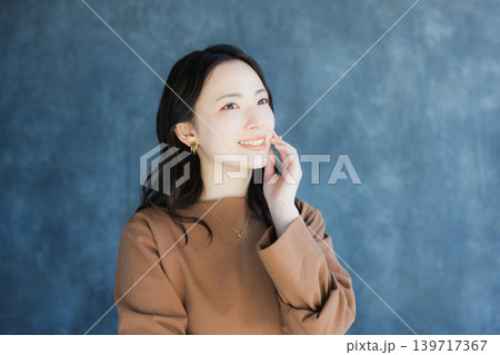 頬杖をつく笑顔の女性 頬杖をつく笑顔の女性 139717367