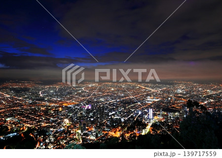 コロンビアの首都ボゴタの夜景 光の道路が交差する大都市の絶景俯瞰 コロンビアの首都ボゴタの夜景 光の道路が交差する大都市の絶景俯瞰 139717559