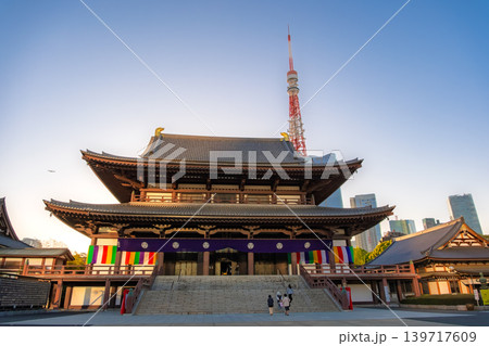 東京都港区 夕日が差し込む増上寺 139717609