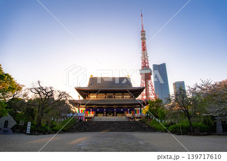 東京都港区 夕日が差し込む増上寺と東京タワー・麻布台ヒルズ 139717610