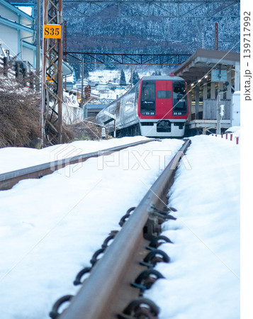 長野電鉄スノーモンキーと湯田中駅のホーム 長野電鉄スノーモンキーと湯田中駅のホーム 139717992