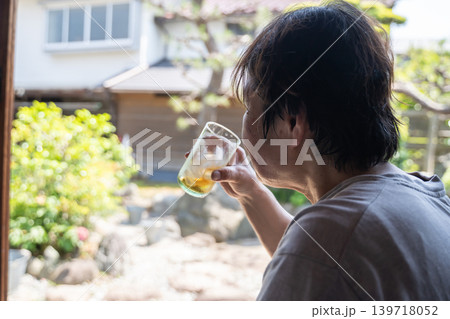 水分補給する高齢女性 水分補給する高齢女性 139718052