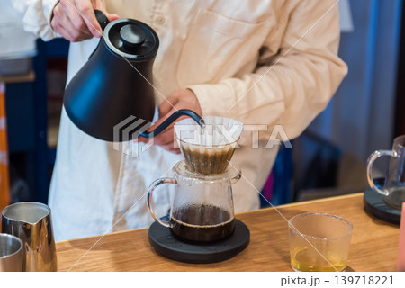 カフェにて　ペーパーフィルターによるドリップでコーヒー抽出中 139718221