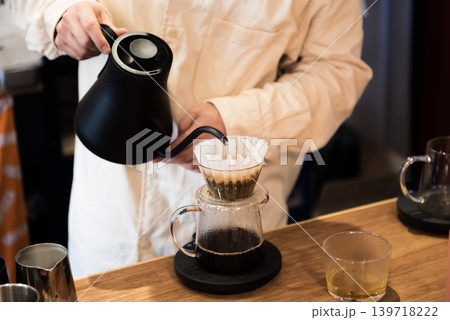 カフェにて ペーパーフィルターによるドリップでコーヒー抽出中 カフェにて ペーパーフィルターによるドリップでコーヒー抽出中 139718222