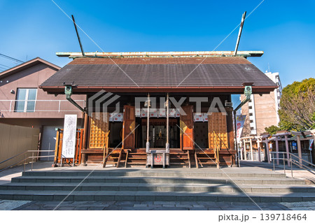 神奈川県横浜市 青空に映える神明造の社殿が美しい鶴見神社の拝殿 神奈川県横浜市 青空に映える神明造の社殿が美しい鶴見神社の拝殿 139718464
