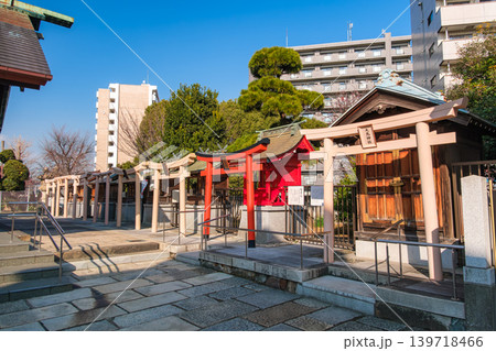 神奈川県横浜市 青空の下にずらりと並ぶ鶴見神社の境内社（末社・摂社） 139718466