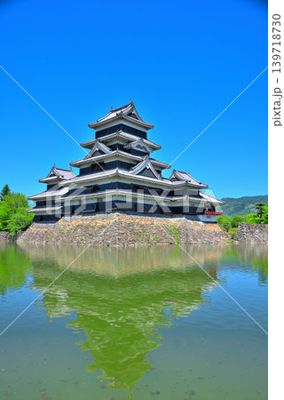 《長野県》新緑の松本城 《長野県》新緑の松本城 139718730