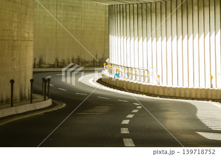 奥行き感のあるコンクリートのトンネル内と続く道路 139718752