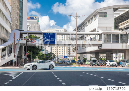 那覇市のゆいレール旭橋駅周辺の交差点と道路標識の風景 139718792
