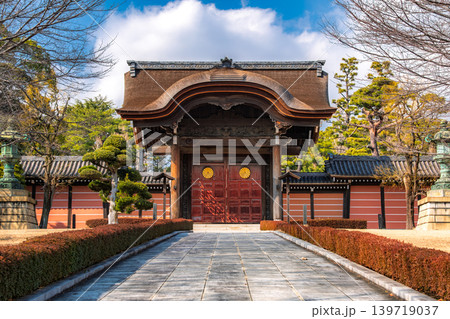 神奈川県横浜市 青空と参道の奥に建つ總持寺の向唐門(勅使門)と築地塀 神奈川県横浜市 青空と参道の奥に建つ總持寺の向唐門(勅使門)と築地塀 139719037