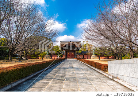 神奈川県横浜市 青空と参道の奥に建つ總持寺の向唐門（勅使門）と築地塀 139719038