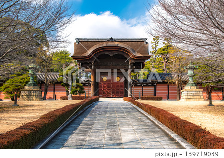 神奈川県横浜市 青空と参道の奥に建つ總持寺の向唐門(勅使門)と築地塀 神奈川県横浜市 青空と参道の奥に建つ總持寺の向唐門(勅使門)と築地塀 139719039