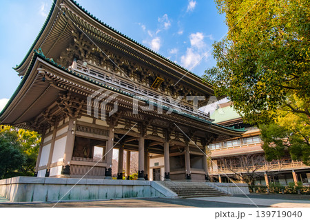 神奈川県横浜市 青空にそびえ立つ大本山總持寺の巨大な三門（山門） 139719040
