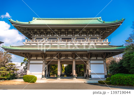 神奈川県横浜市 青空にそびえ立つ大本山總持寺の巨大な三門(山門) 神奈川県横浜市 青空にそびえ立つ大本山總持寺の巨大な三門(山門) 139719044