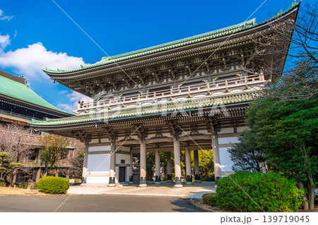 神奈川県横浜市 青空にそびえ立つ大本山總持寺の巨大な三門(山門) 神奈川県横浜市 青空にそびえ立つ大本山總持寺の巨大な三門(山門) 139719045