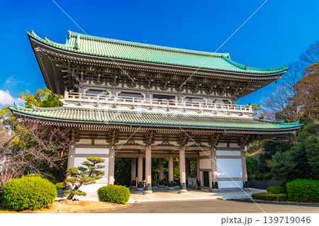 神奈川県横浜市 青空にそびえ立つ大本山總持寺の巨大な三門(山門) 神奈川県横浜市 青空にそびえ立つ大本山總持寺の巨大な三門(山門) 139719046