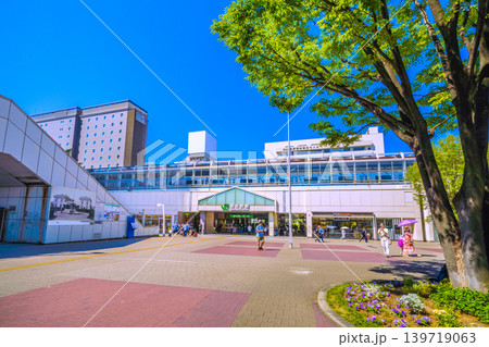 日本の横浜都市景観5月17日。新緑に映える桜木町駅や電車などを望む。ぴおシティの屋上は白看板… 日本の横浜都市景観5月17日。新緑に映える桜木町駅や電車などを望む。ぴおシティの屋上は白看板… 139719063