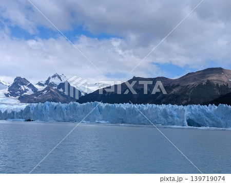 Panoramic view of glacier ice field and snow covered mountain range in Patagonia 139719074
