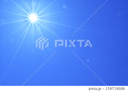 青空と太陽 直射日光 フリースペースイメージ( fix撮影 ) 青空と太陽 直射日光 フリースペースイメージ( fix撮影 ) 139719086