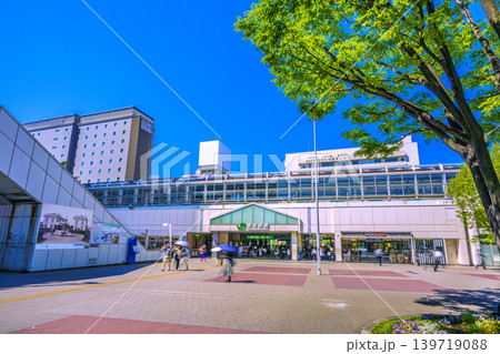 日本の横浜都市景観5月17日。新緑に映えるJR桜木町駅などを望む。ぴおシティの屋上は白看板… 日本の横浜都市景観5月17日。新緑に映えるJR桜木町駅などを望む。ぴおシティの屋上は白看板… 139719088