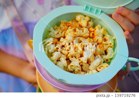 ポップコーンを食べる子供のおやつ時間イメージ ポップコーンを食べる子供のおやつ時間イメージ 139719276