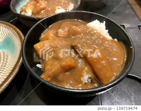 家庭のカレーライス 野菜カレー 黒い椀盛り 139719474