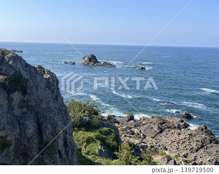 岩場の先に見える青い海と青い空 岩場の先に見える青い海と青い空 139719500