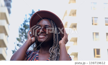 Portrait of a beautiful smiling woman in sunglasses 139719612