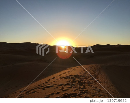 サハラ砂漠に沈む夕日 サハラ砂漠に沈む夕日 139719632