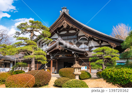神奈川県横浜市 青空と松の木に映える大本山總持寺の巨大な香積台 神奈川県横浜市 青空と松の木に映える大本山總持寺の巨大な香積台 139720162