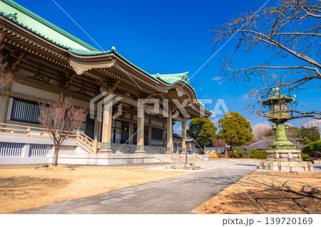 神奈川県横浜市 青空に映える大本山總持寺の巨大な大祖堂 139720169