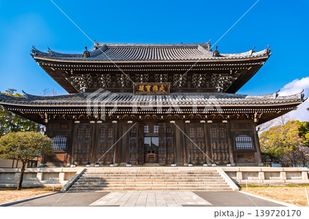 神奈川県横浜市 青空に映える重厚な木造建築・大本山總持寺の仏殿(大雄宝殿) 神奈川県横浜市 青空に映える重厚な木造建築・大本山總持寺の仏殿(大雄宝殿) 139720170