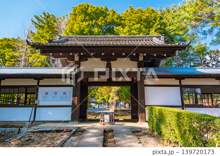 神奈川県横浜市 青空と新緑に映える白壁が美しい大本山總持寺の玉兔門 神奈川県横浜市 青空と新緑に映える白壁が美しい大本山總持寺の玉兔門 139720173
