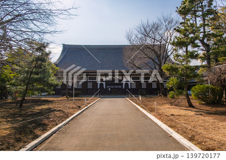 神奈川県横浜市 逆光の中に静かに佇む大本山總持寺の放光堂と参道の風景 139720177
