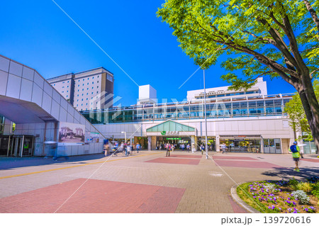 日本の横浜都市景観5月17日。新緑に映える桜木町駅や電車などを望む。ぴおシティの屋上は白看板… 日本の横浜都市景観5月17日。新緑に映える桜木町駅や電車などを望む。ぴおシティの屋上は白看板… 139720616