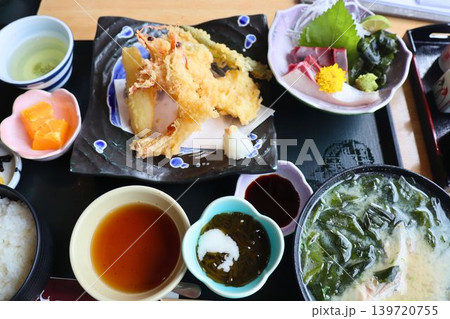 天ぷらと刺身が並ぶ彩り豊かな和食定食セット 天ぷらと刺身が並ぶ彩り豊かな和食定食セット 139720755