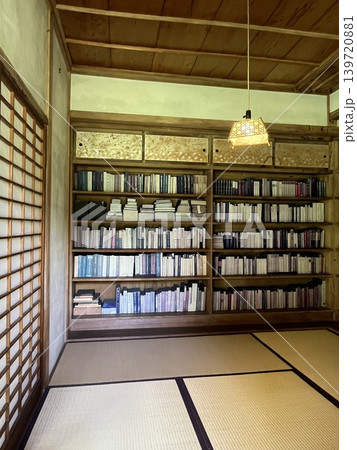 長野県軽井沢町追分にある堀辰雄文学記念館の本が沢山ある和室 139720881