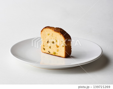 白い皿に乗ったパウンドケーキ 139721269