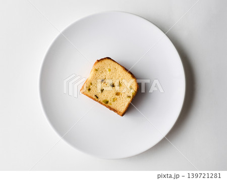 白い皿に乗ったパウンドケーキ 白い皿に乗ったパウンドケーキ 139721281
