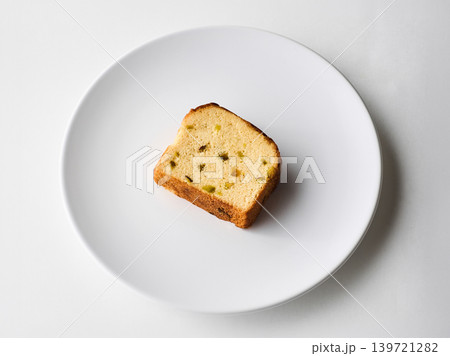 白い皿に乗ったパウンドケーキ 白い皿に乗ったパウンドケーキ 139721282
