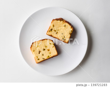 白い皿に乗ったパウンドケーキ 白い皿に乗ったパウンドケーキ 139721283