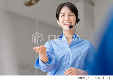 インカムをつけて話すビジネスウーマン インカムをつけて話すビジネスウーマン 139721294