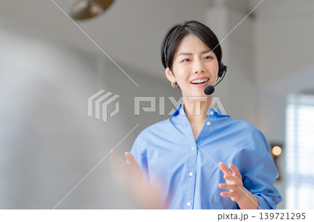 インカムをつけて話すビジネスウーマン インカムをつけて話すビジネスウーマン 139721295