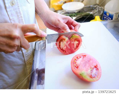 料理をする若い女性 トマト 料理をする若い女性 トマト 139721625