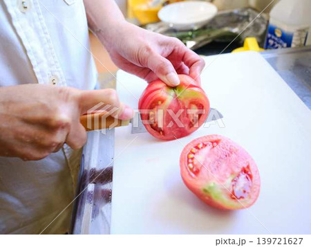 料理をする若い女性　トマト 139721627