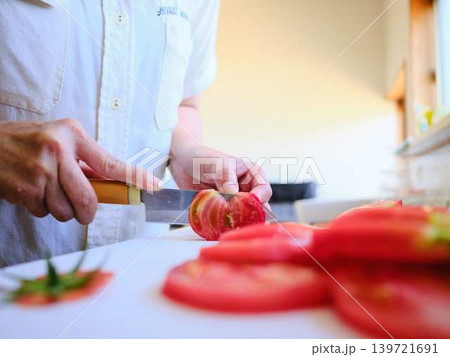 料理をする若い女性　トマト 139721691