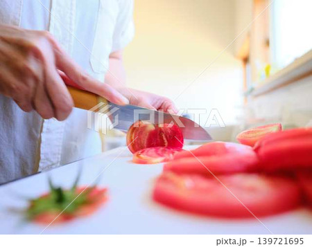 料理をする若い女性　トマト 139721695