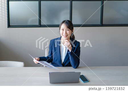 ノートパソコンを操作する女性 139721832