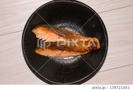 黒い皿に盛り付けた焼き鮭の俯瞰写真 黒い皿に盛り付けた焼き鮭の俯瞰写真 139721881