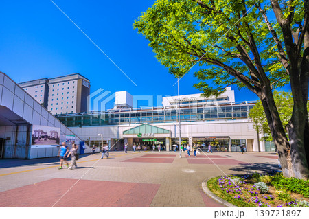 日本の横浜都市景観5月17日。新緑に映える桜木町駅や電車などを望む。ぴおシティの屋上は白看板… 139721897